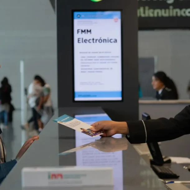 Oficial de migración en aeropuerto de México explicando la FMM electrónica a una turista, como parte de la guía definitiva de requisitos FMM electrónica para entrar a México como turista.